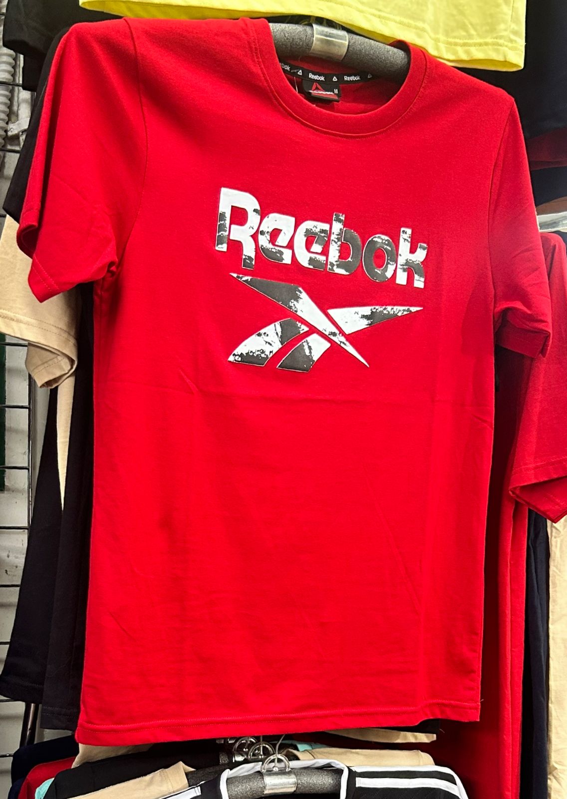 camiseta reebok cuello redondo en tela de algodón y estampado en alto relieve